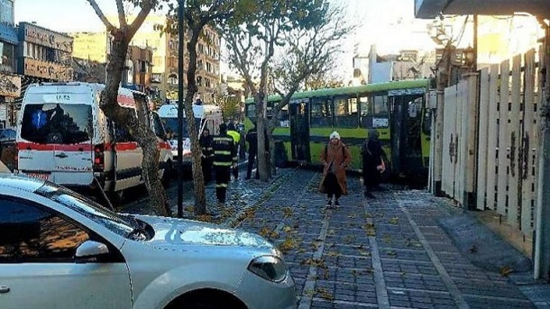 برخورد اتوبوس شهری با ساختمان در خیابان جمهوری + تصویر